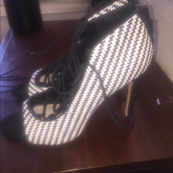 Gorgeous white and black colorblock heels - Picture 4 of 4
