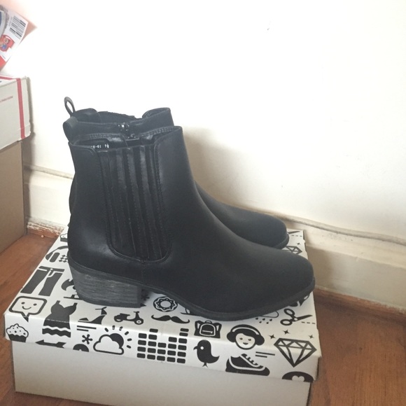 Shoes - Black leather Chelsea ankle boots