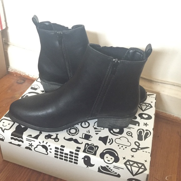 Black leather Chelsea ankle boots - Picture 2 of 4