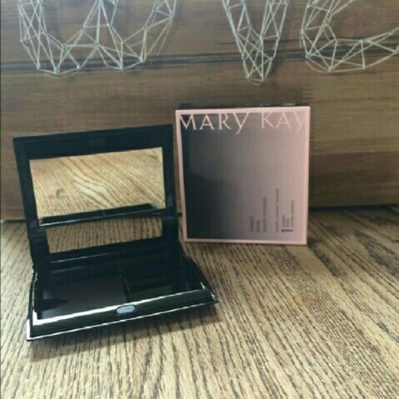 Mary Kay Compact - Picture 2 of 3