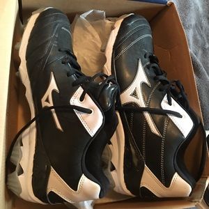 Women's softball cleats. NEW. Never worn