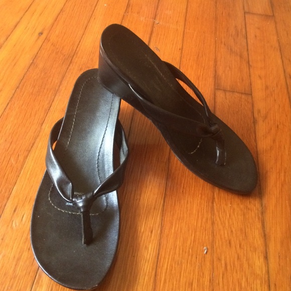 Naturalizer black wedged dressy flip flops