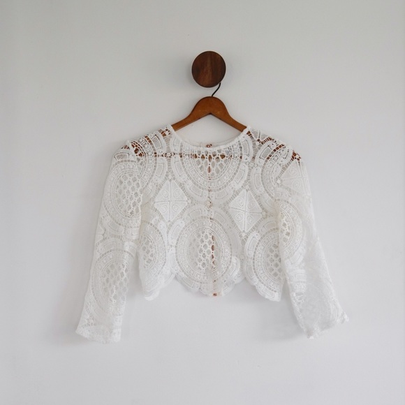.lace crop.
