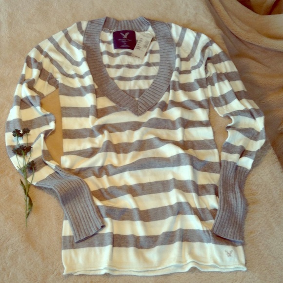 American Eagle V-neck Sweater - Picture 1 of 4
