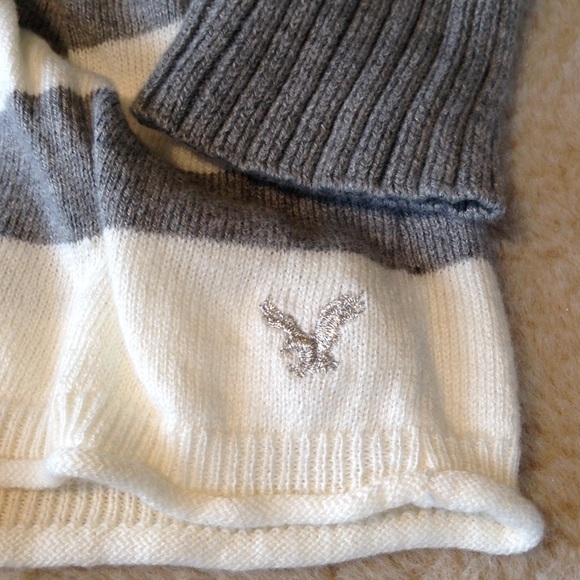 American Eagle V-neck Sweater - Picture 2 of 4