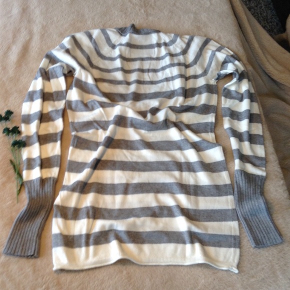 American Eagle V-neck Sweater - Picture 4 of 4