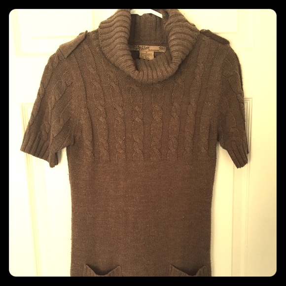 Short sleeve sweater