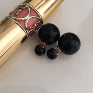 Double sided pearl earrings in black.