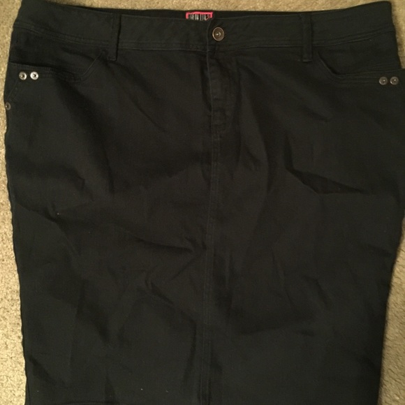 Plus. From torrid. Black skirt. Sz 26. 🎀