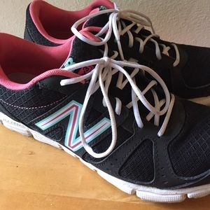 New Balance lightweight tennis shoes