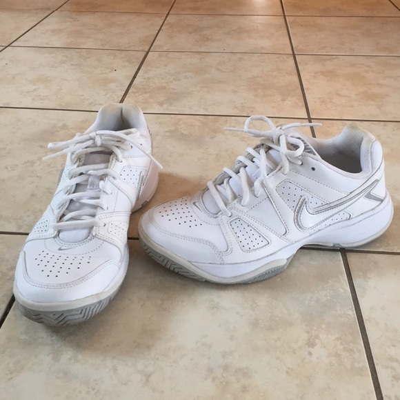 White Nike tennis court shoes
