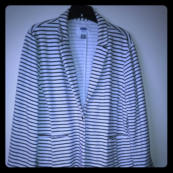 Super cute knit blazer!