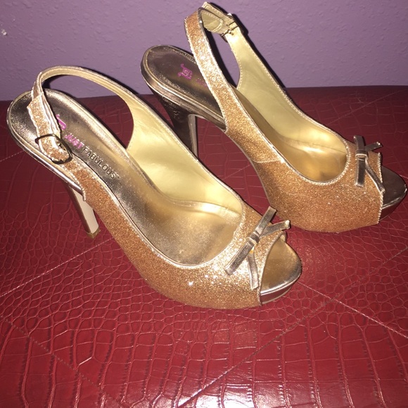 Gorgeous gold peep-toe pump