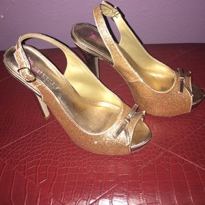 Gorgeous gold peep-toe pump