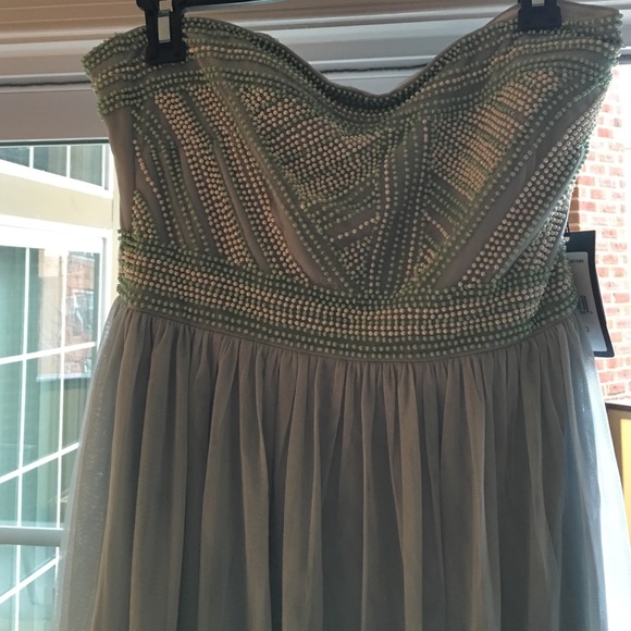 👗Strapless beaded bodice floor length tulle gown - Picture 2 of 4