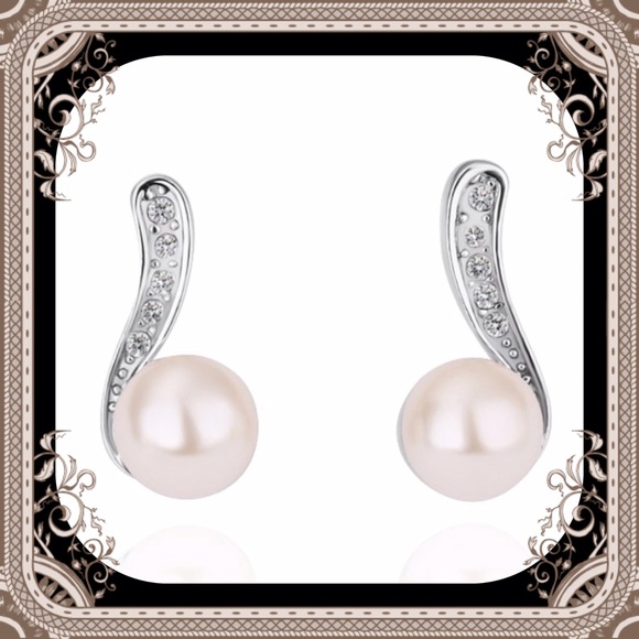 🆕🎉💥Final Sale💥🎉 Faux Pearl earrings