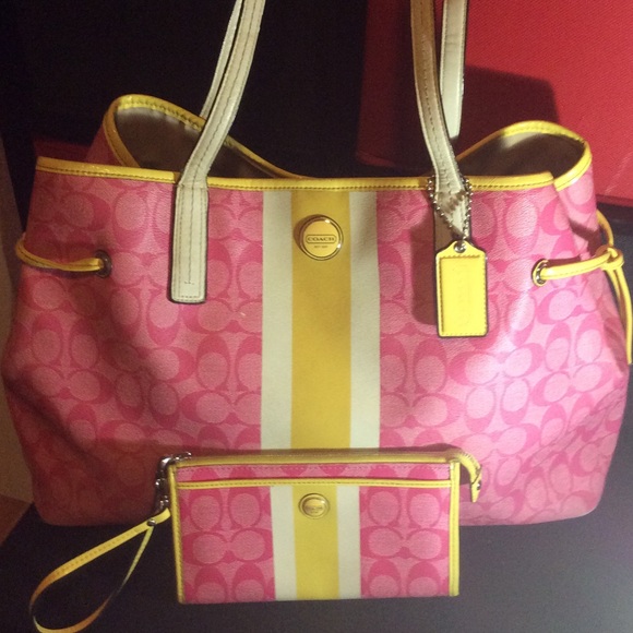 LARGE COACH CARRYALL W/MATCHING WRISTLET