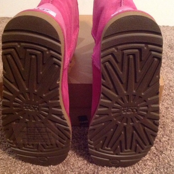 💖Authentic RARE Bailey Button BREAST Cancer UGGs! - Picture 4 of 4