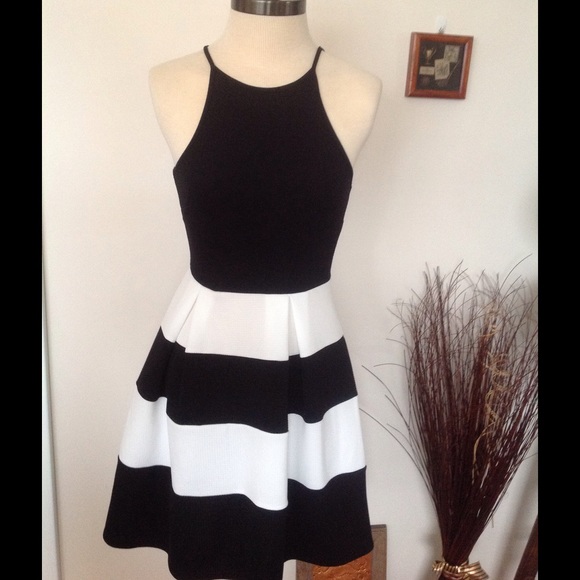 🔴FINAL PRICE DROP🔴 Black and white dress