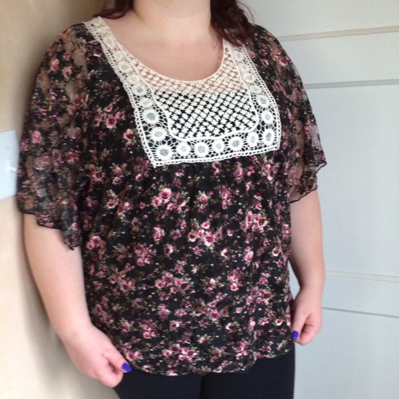 Julie's Closet Tops - Floral blouse
