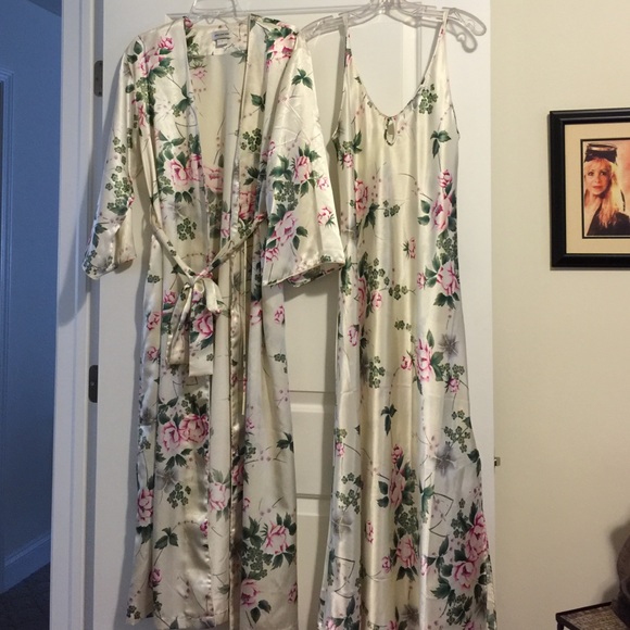 🎀2pc.  Satiny Nightgown & Matching Robe Set