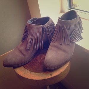 Steve Madden brown taupe fringe ankle booties sz.8