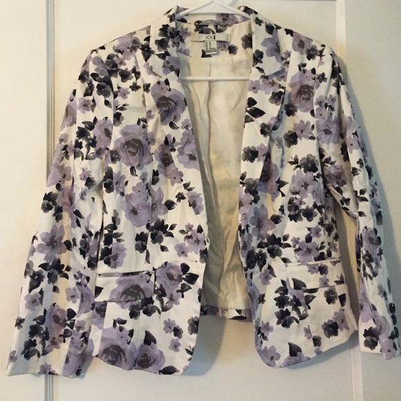 White/floral blazer