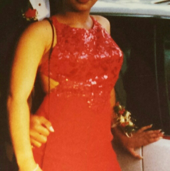 Red gown - Picture 2 of 3