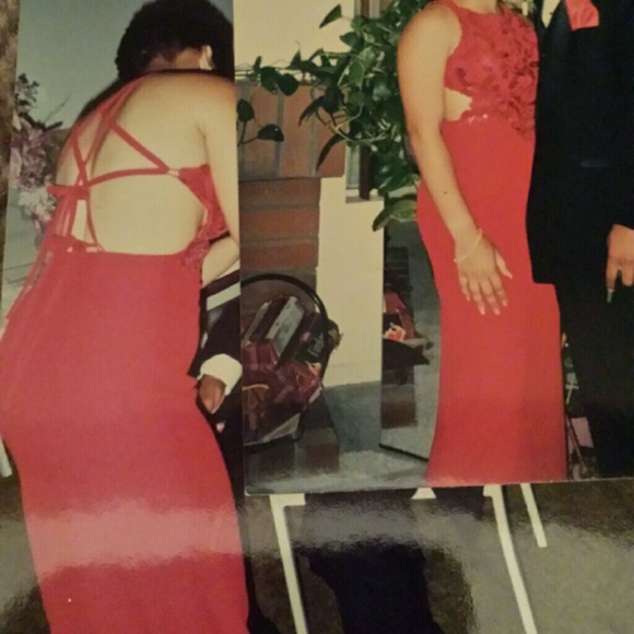 Red gown - Picture 3 of 3