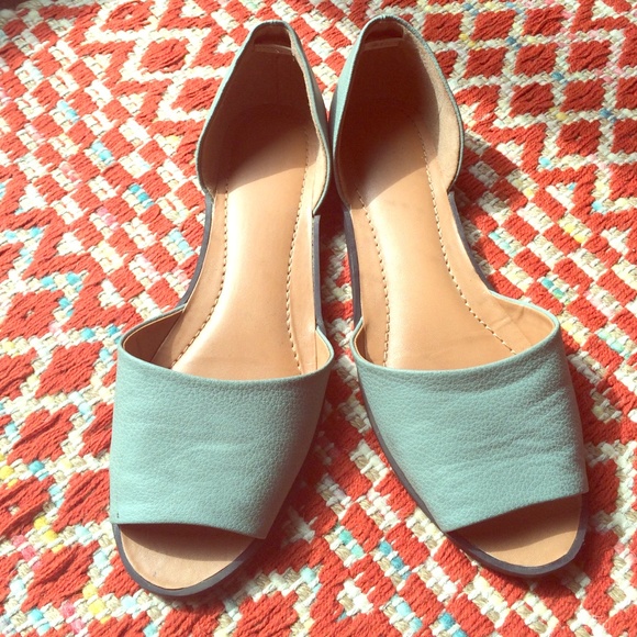 Peep toe flat
