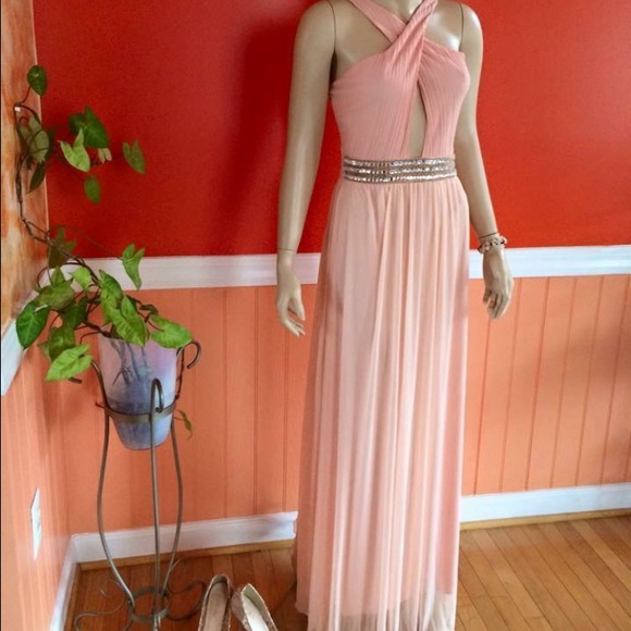 Gorgeous dress!! Perfect for an special occasion!!