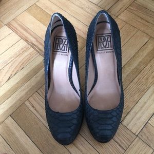 Gorgeous, never been worn, Pour la Victoire pumps!