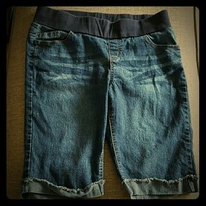 Final reduction. Stretchy maternity Bermuda shorts