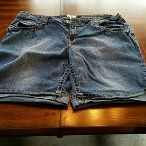 Cute Cato Burmuda length jean shorts