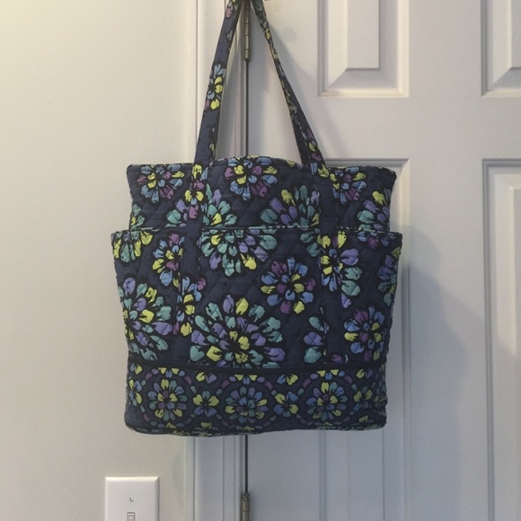 Large Vera Bradley Tote with pockets