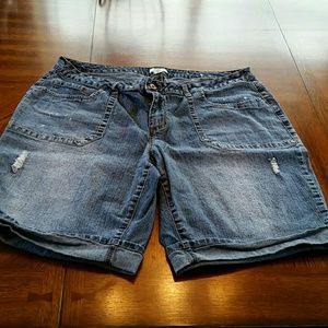 Comfy Cato distressed burmuda jean short
