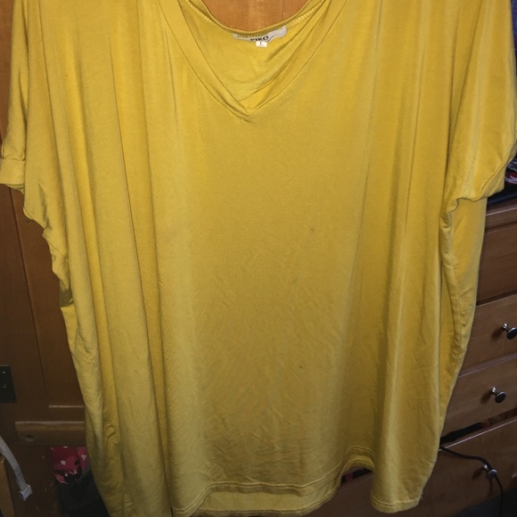 Short sleeved v-neck mustard colored Piko top