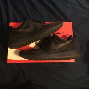 Nike women's rosherun black size 9.5