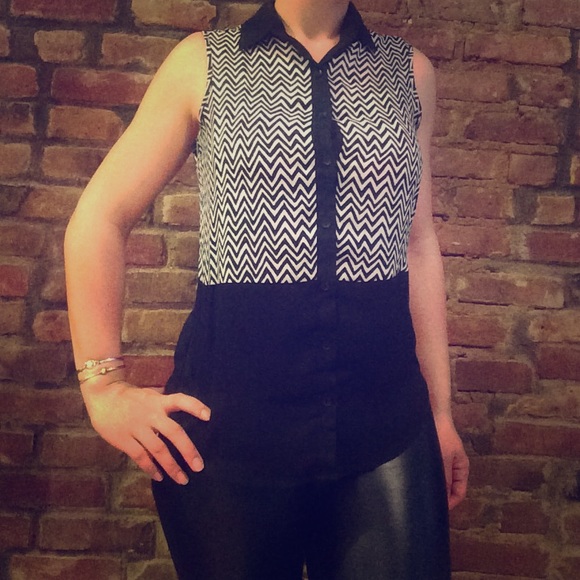 Chevron collared sleeveless button-down Small