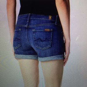 Relaxed mid roll up short