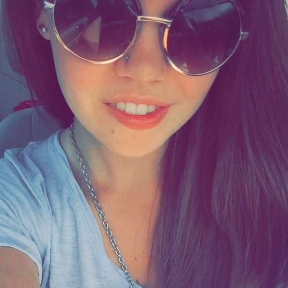 Meet your Posher, Violet