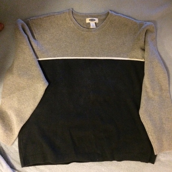 Man Old Navy gray, navy blue and white sweater