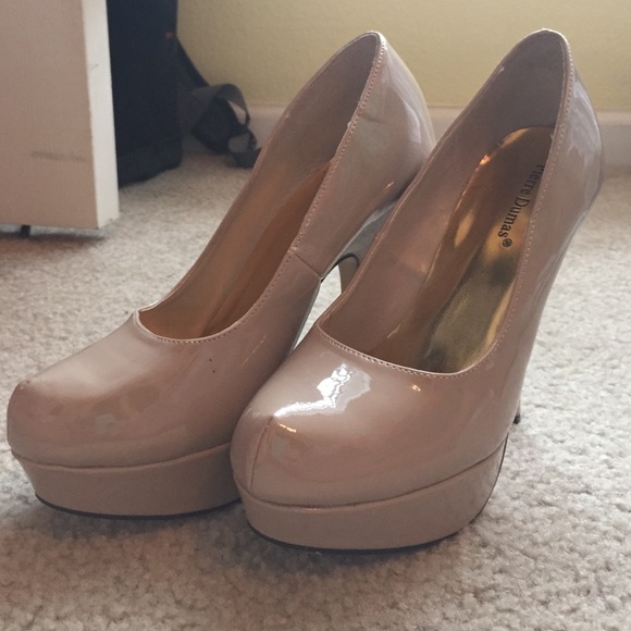 Nude patent leather pumps