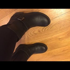 Black ankle boots- size 8- never worn-except 4 pic