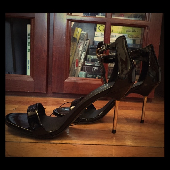Black/gold pointed heel shoes