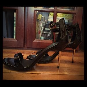 Black/gold pointed heel shoes