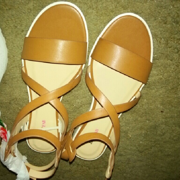 Cute sandals but sadly don't fit.