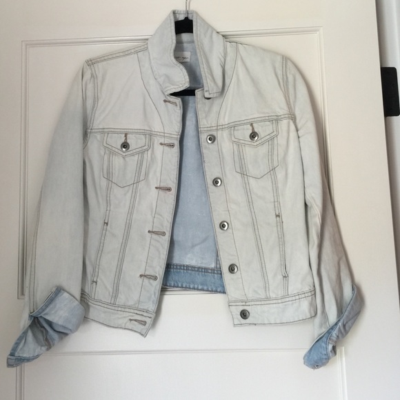 Halogen white wash jean jacket. Small