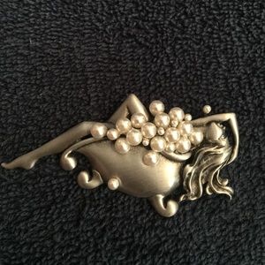 Bubble bath brooch