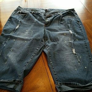 So cute distressed capris with yellow paint specks